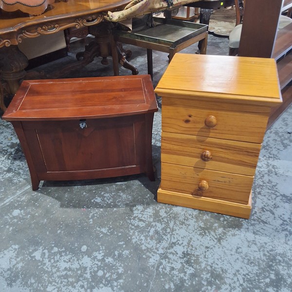 Lot 192 - BLANKET BOX AND BEDSIDE