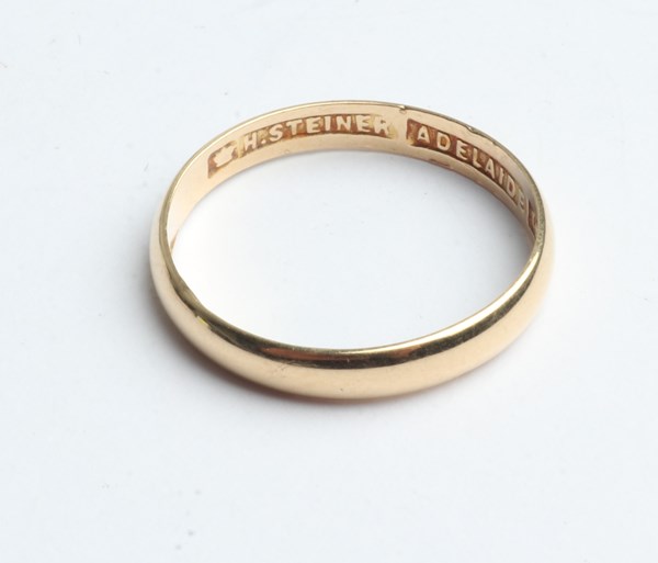 Lot 1003 - GOLD RING