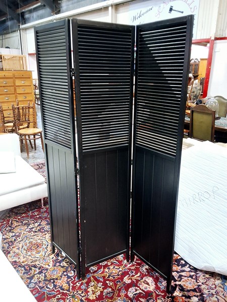 Lot 171 - ROOM DIVIDER
