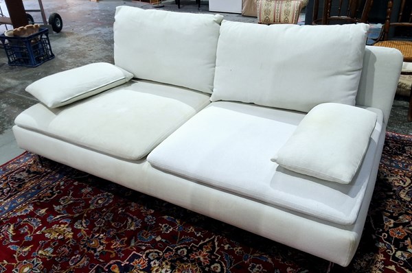Lot 140 - SETTEE