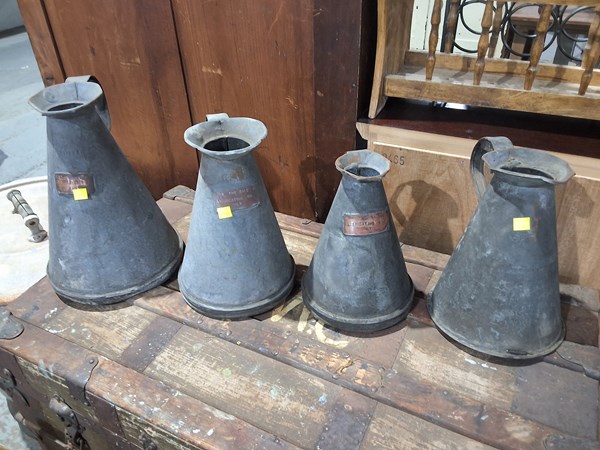Lot 245 - OIL POURERS