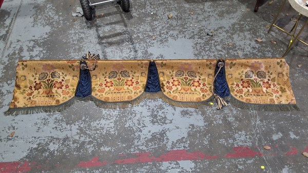 Lot 74 - PELMET
