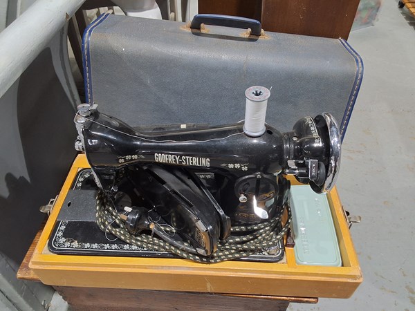 Lot 339 - SEWING MACHINE