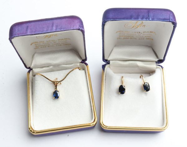 Lot 1014 - GOLD & SAPPHIRE SET