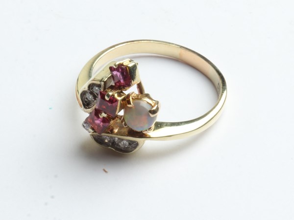 Lot 1007 - GOLD RING