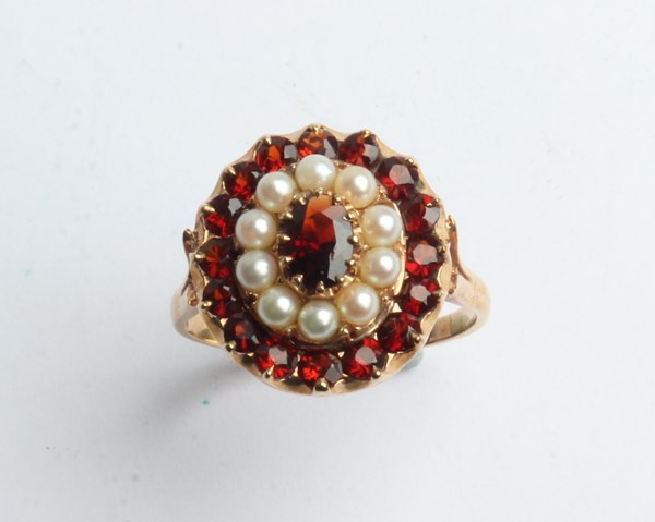 Lot 1008 - GOLD RING