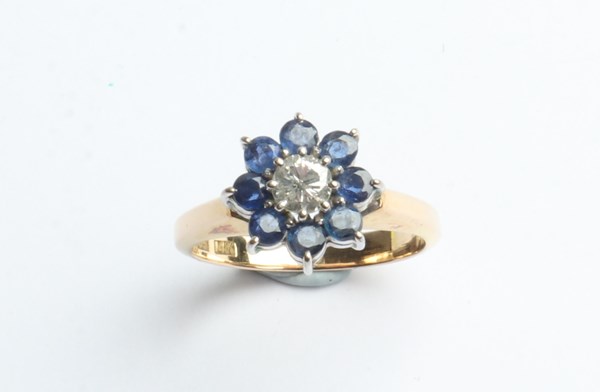 Lot 1011 - GOLD RING