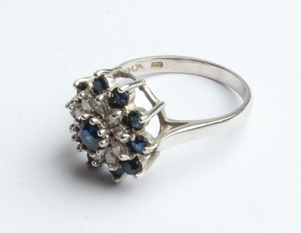 Lot 1005 - GOLD RING