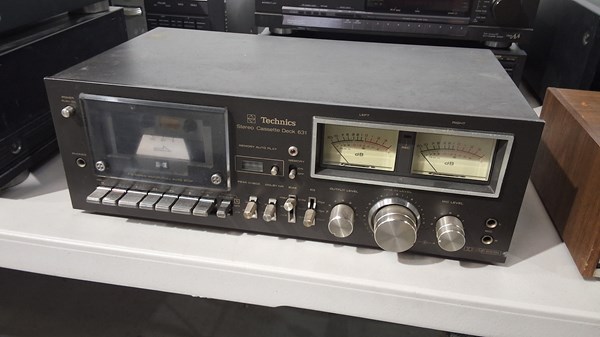 Lot 320 - CASSETTE DECK
