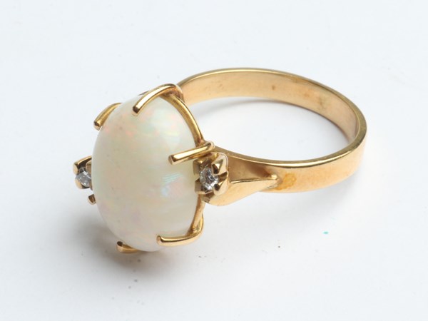 Lot 1016 - GOLD OPAL RING