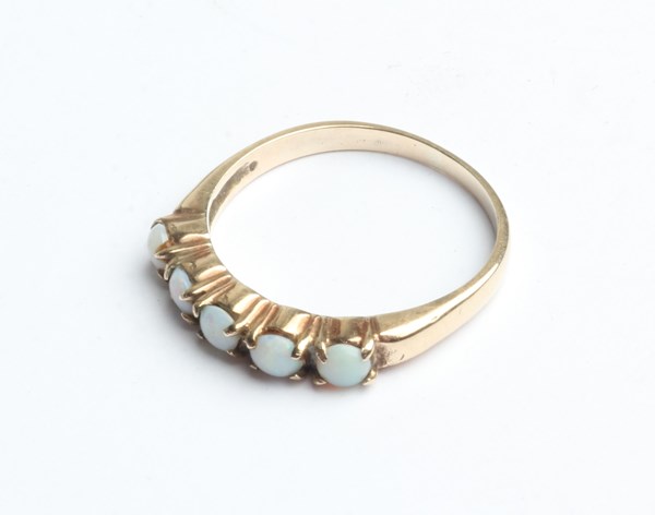 Lot 1004 - GOLD OPAL RING