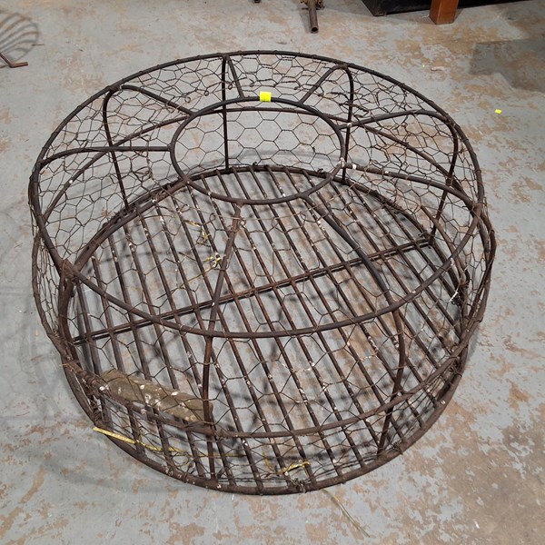 Lot 233 - CRAY POT