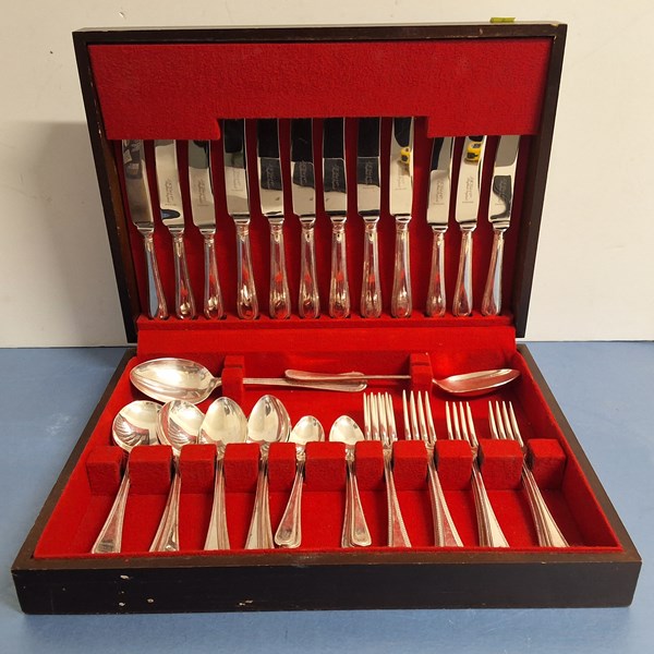 Lot 1295 - CUTLERY CANTEEN