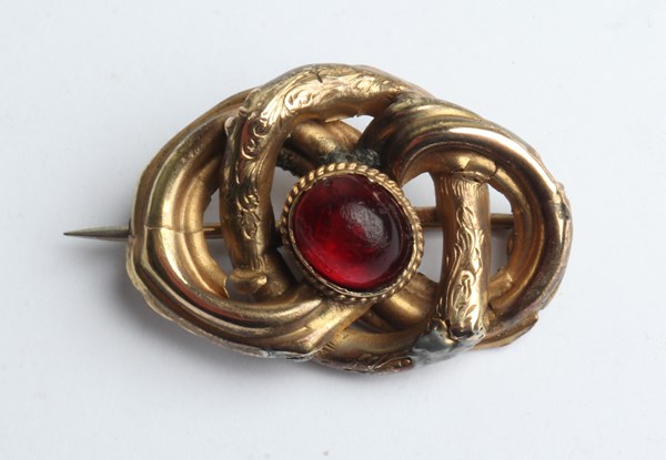 Lot 1009 - GOLD BROOCH