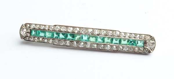 Lot 1001 - DIAMOND & EMERALD BROOCH
