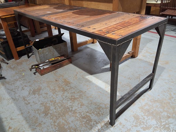 Lot 219 - POTTING TABLE