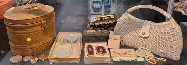 Lot 1383 - LADIES REQUISITES