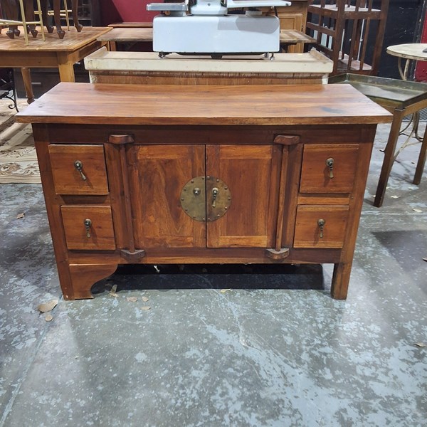 Lot 122 - HALLWAY CUPBOARD