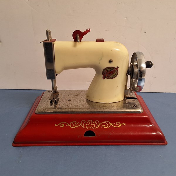 Lot 1178 - TOY SEWING MACHINE