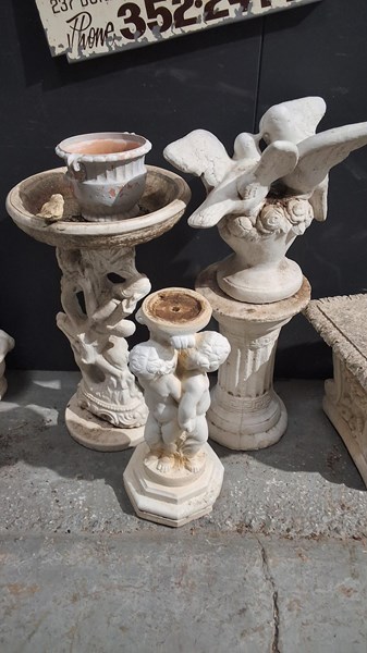 Lot 415 - GARDEN DECOR