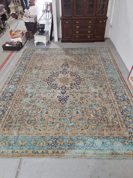 Lot 325 - FLOOR RUG