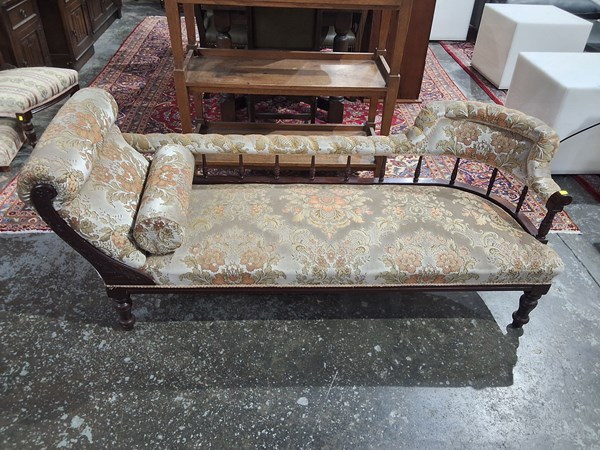 Lot 191 - SETTEE