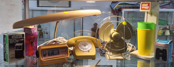 Lot 1452 - RETRO SUNDRIES