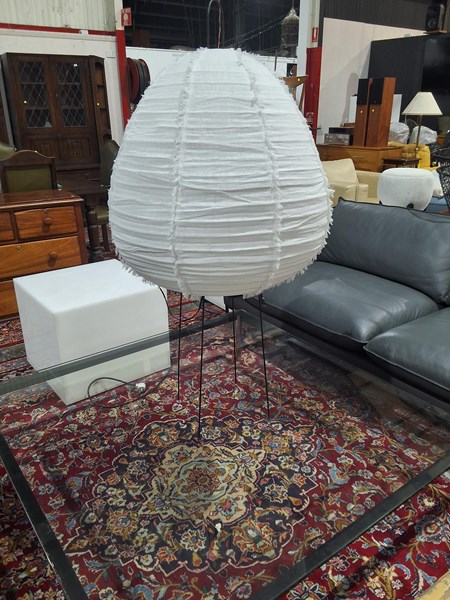 Lot 142 - TABLE LAMP