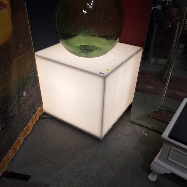 Lot 426 - LIGHT BOX