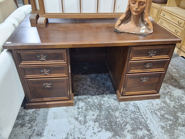 Lot 145 - DESK