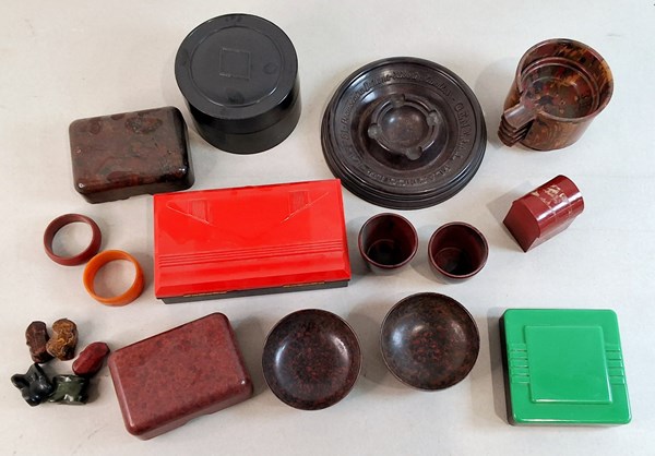 Lot 1055 - BAKELITE