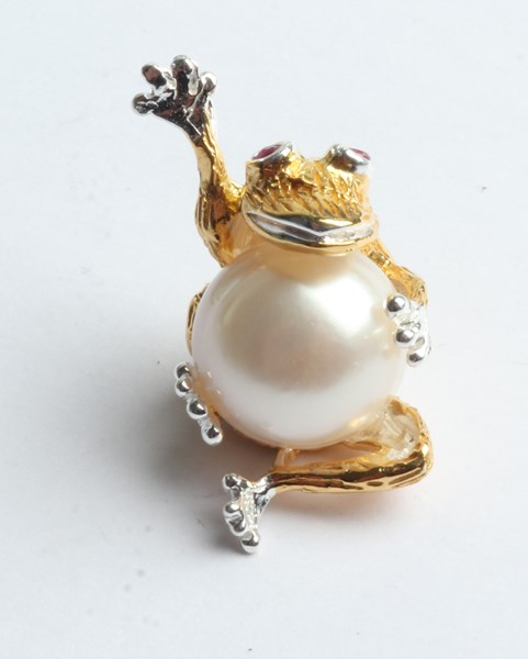 Lot 1015 - SILVER FROG PENDANT