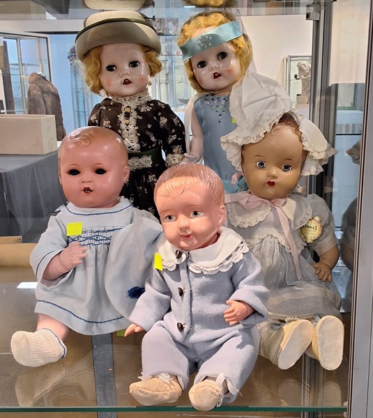 Lot 1346 - DOLLS