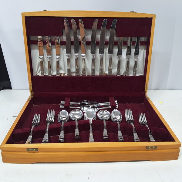 Lot 1270 - CUTLERY CANTEEN