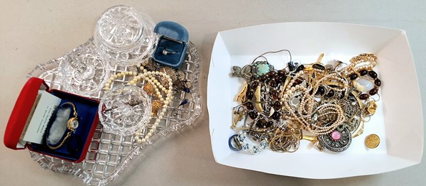 Lot 1061 - JEWELLERY