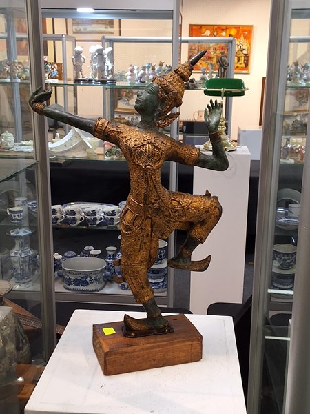 Lot 1322 - FIGURE