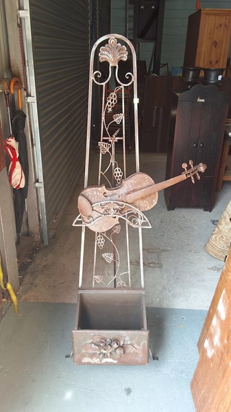 Lot 212 - EASEL