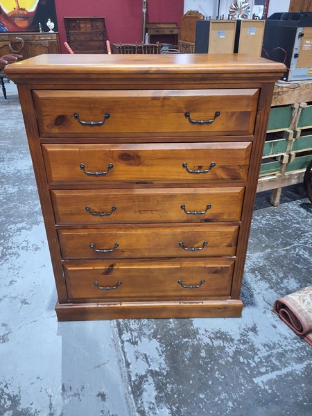 Lot 173 - CHEST OF DRAWERS