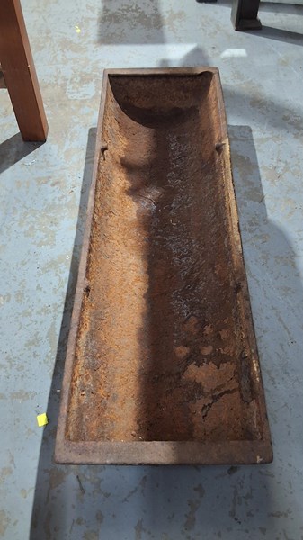 Lot 221 - TROUGH