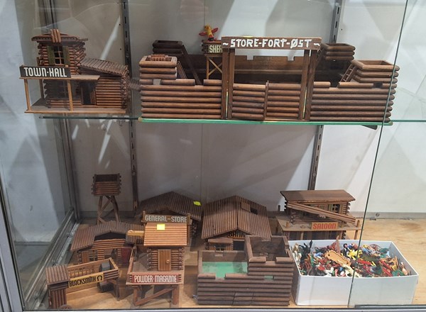 Lot 1358 - TOY WESTERN SETTING