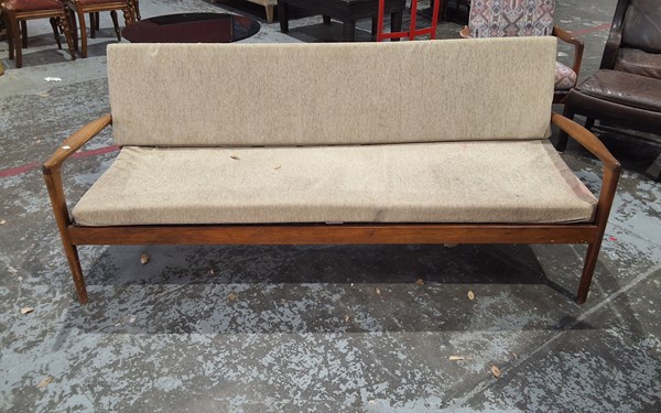 Lot 16 - DAY BED