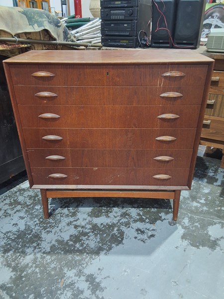 Lot 5 - CHEST OF DRAWERS