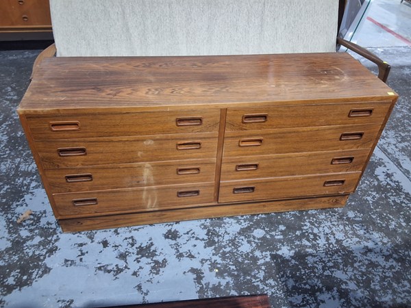 Lot 15 - SIDEBOARD