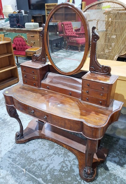 Lot 122 - DRESSING TABLE