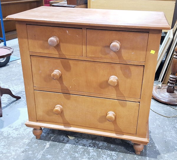 Lot 170 - PETITE CHEST OF DRAWERS