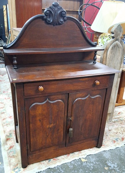 Lot 40 - CHIFFONIER