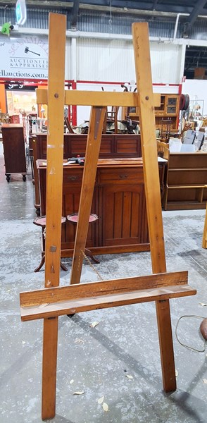 Lot 329 - LARGE ARTIST EASEL