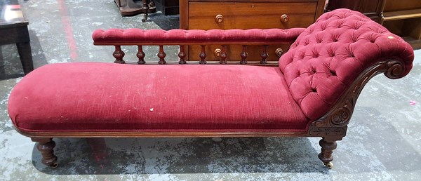 Lot 377 - CHAISE LONGUE