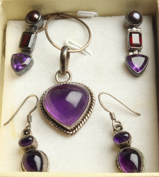 Lot 1039 - SILVER AMETHYST JEWELLERY
