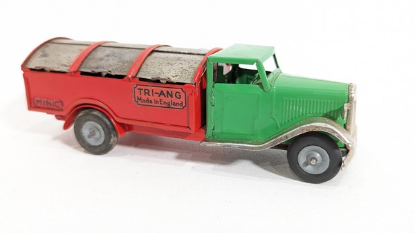 Lot 107 - TIN TRUCK